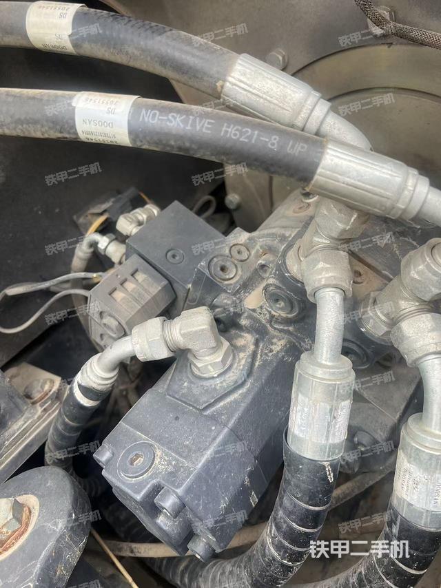 回轉(zhuǎn)馬達(dá)和主控閥（整機(jī)外觀）