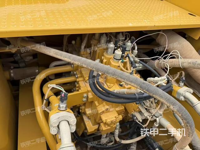 回转马达和主控阀（整机外观）