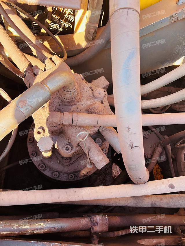 回转马达和主控阀（整机外观）