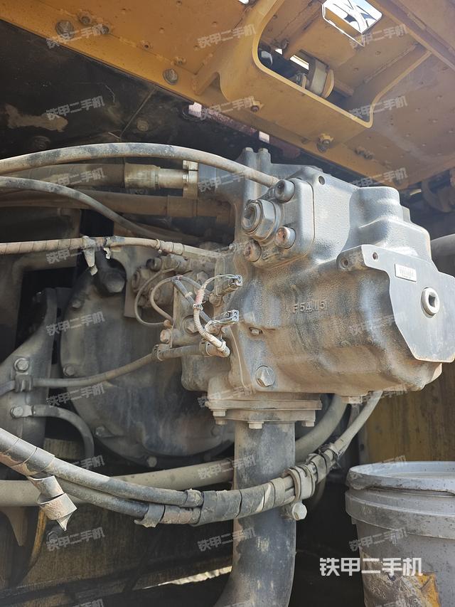 液压泵舱室正面整体（整机外观）