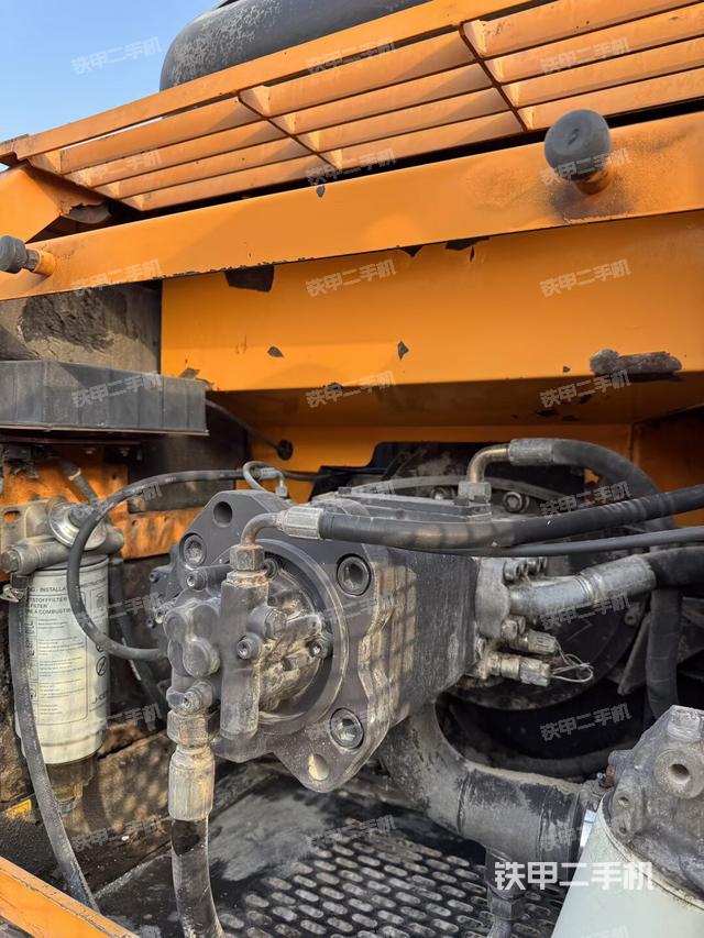 液压泵舱室正面整体（整机外观）