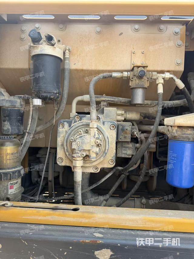 液压泵舱室正面整体（整机外观）