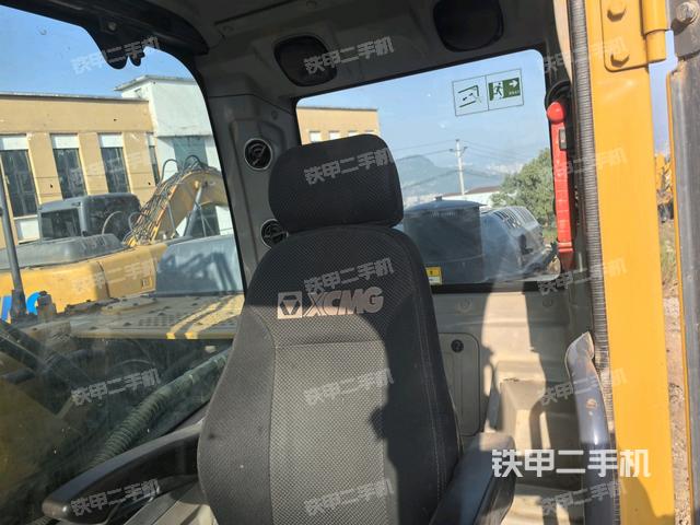 行走控制手柄和踏板?俯拍（駕駛室部分）