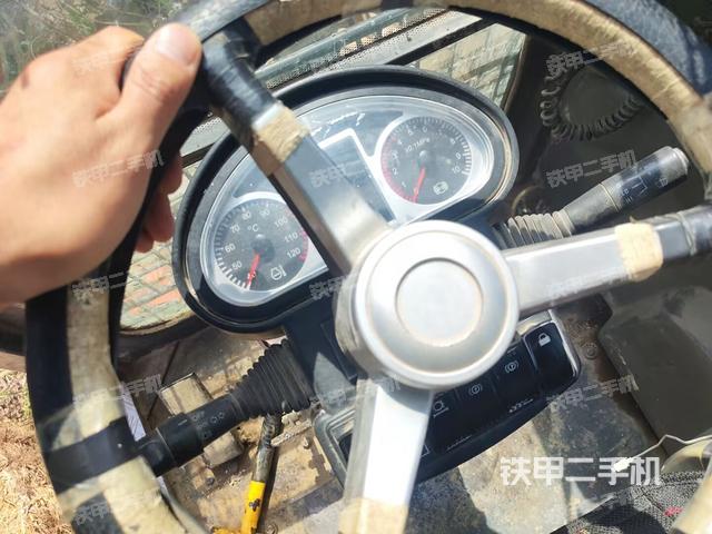 行走控制手柄和踏板 俯拍（驾驶室部分）