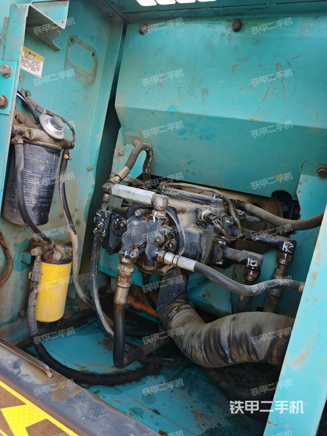 液壓泵艙室正面整體（整機(jī)外觀）