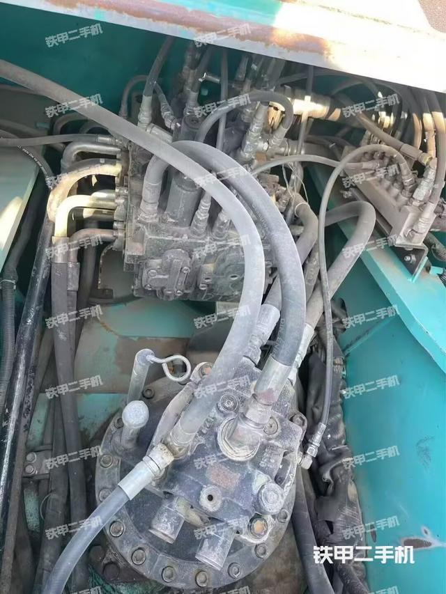 回轉(zhuǎn)馬達(dá)和主控閥（整機(jī)外觀）