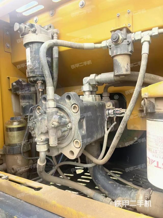 液压泵舱室正面整体（整机外观）