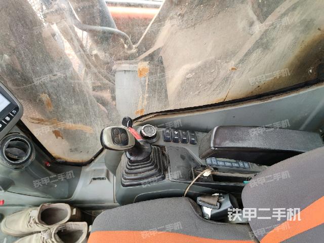 座椅右側(cè)控制臺(tái)/鑰匙門/油門/含右手柄（駕駛室部分）