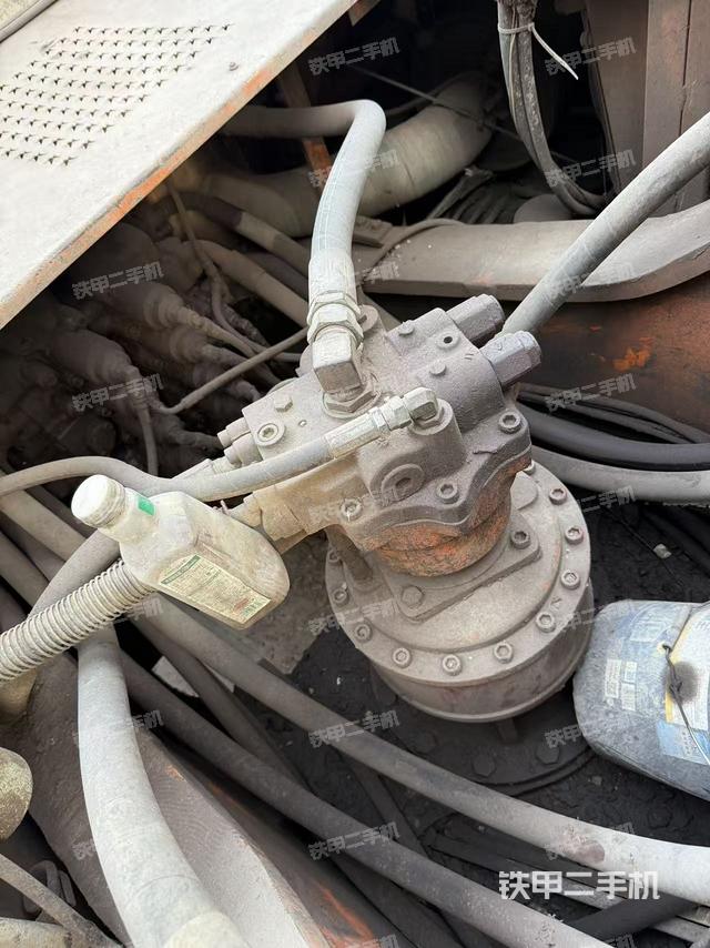 回轉(zhuǎn)馬達(dá)和主控閥（整機(jī)外觀）