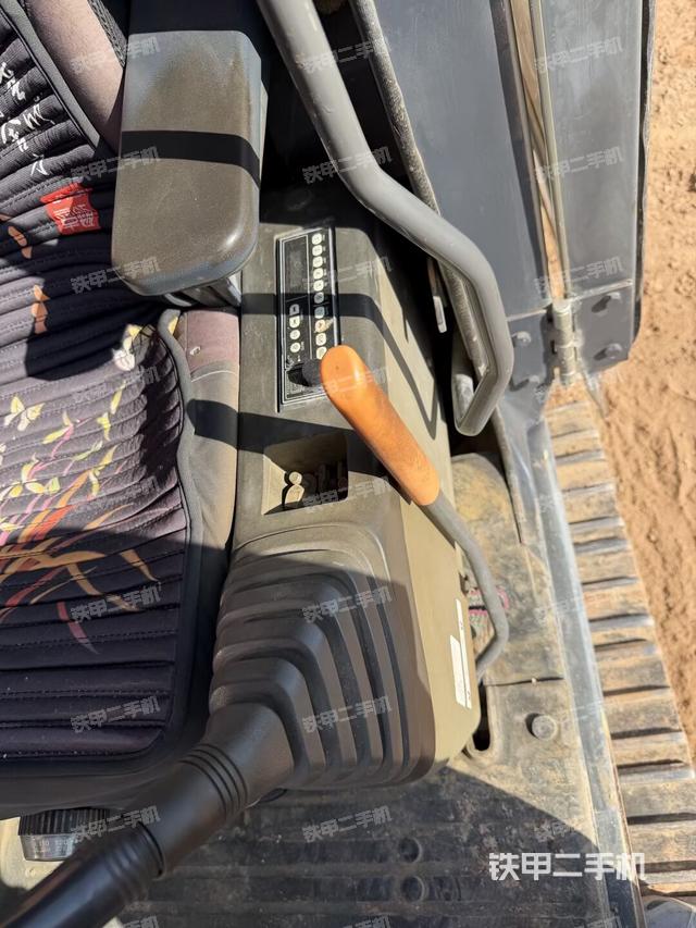 座椅右側(cè)控制臺(tái)/鑰匙門/油門/含右手柄（駕駛室部分）