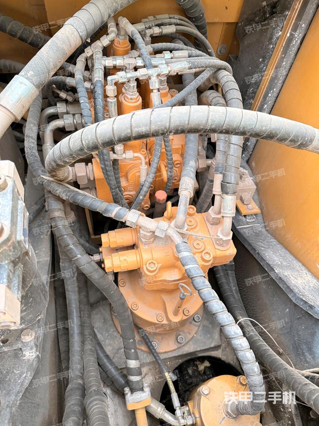 回轉(zhuǎn)馬達(dá)和主控閥（整機(jī)外觀）