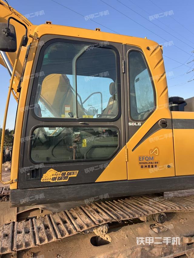 行走控制手柄和踏板?俯拍（駕駛室部分）