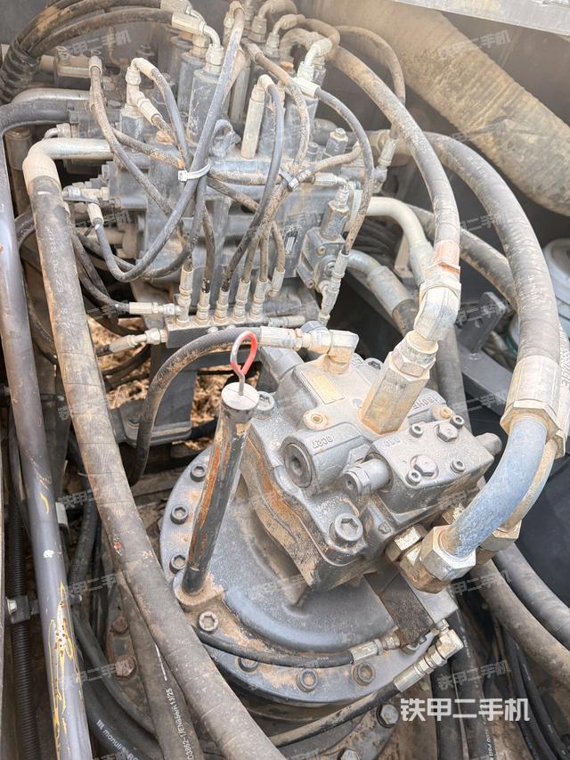 回转马达和主控阀（整机外观）