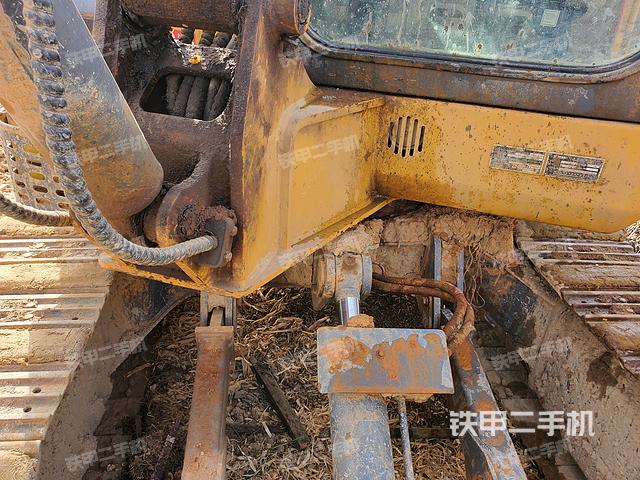 液压泵舱室正面整体（整机外观）