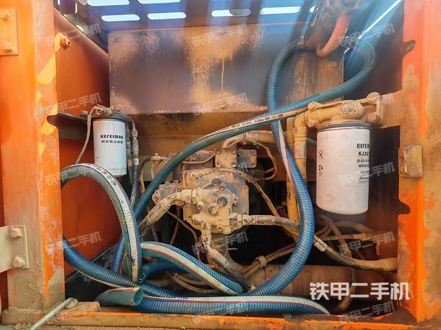 液压泵舱室正面整体（整机外观）