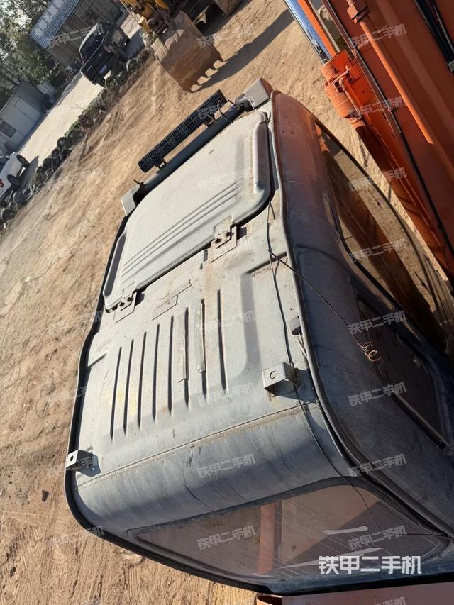 行走控制手柄和踏板?俯拍（駕駛室部分）