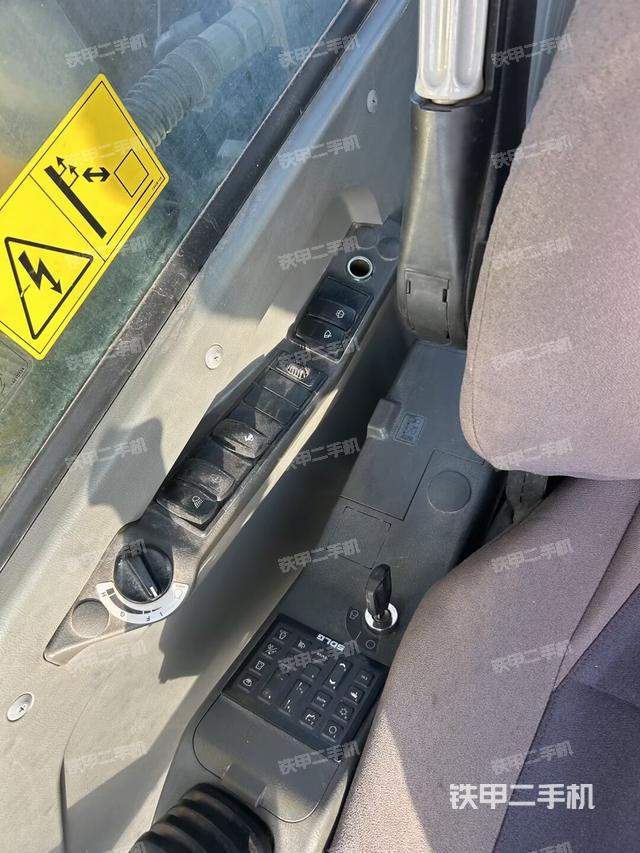 座椅左側(cè)控制臺(tái)/音響/含左手柄（駕駛室部分）