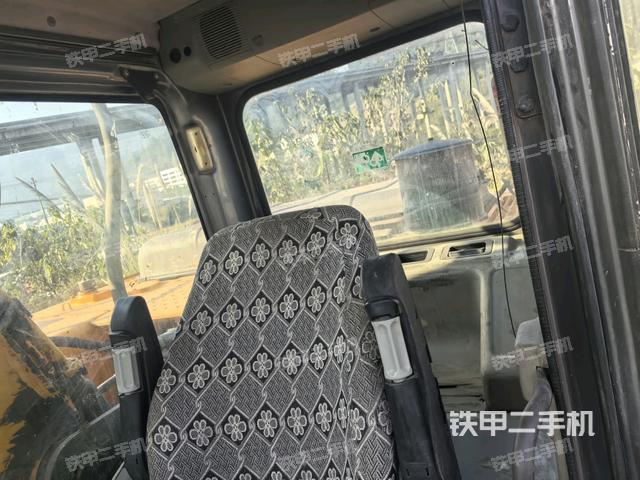 行走控制手柄和踏板?俯拍（駕駛室部分）