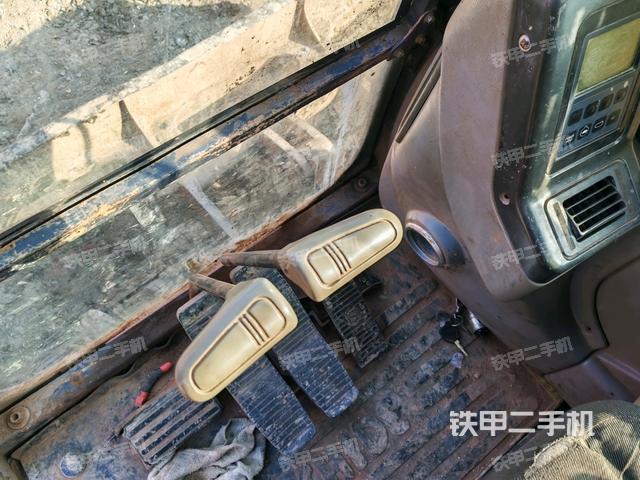 行走控制手柄和踏板 俯拍（驾驶室部分）