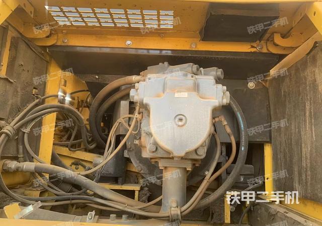 液压泵舱室正面整体（整机外观）