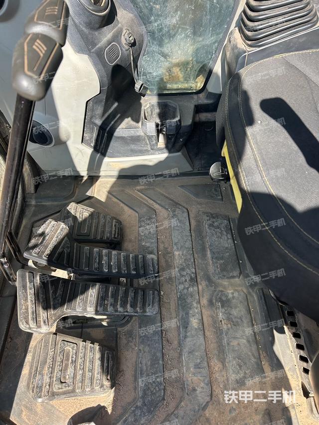 行走控制手柄和踏板?俯拍（駕駛室部分）