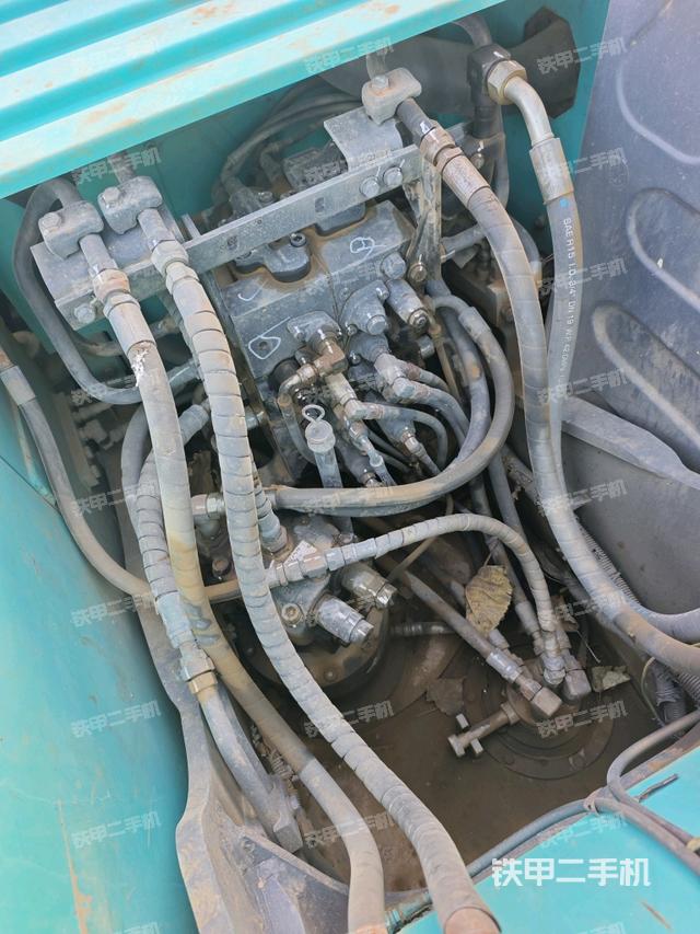 回轉(zhuǎn)馬達(dá)和主控閥（整機(jī)外觀）