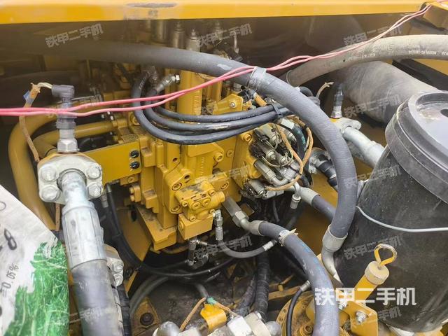 回轉(zhuǎn)馬達(dá)和主控閥（整機(jī)外觀(guān)）