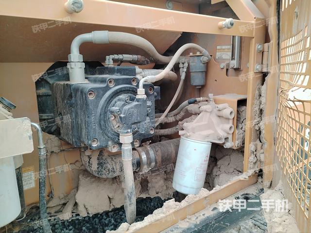 液壓泵艙室正面整體（整機(jī)外觀）