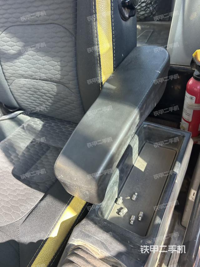 座椅右側(cè)控制臺/鑰匙門/油門/含右手柄（駕駛室部分）