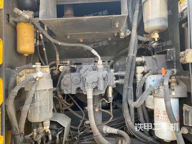 液压泵舱室正面整体（整机外观）