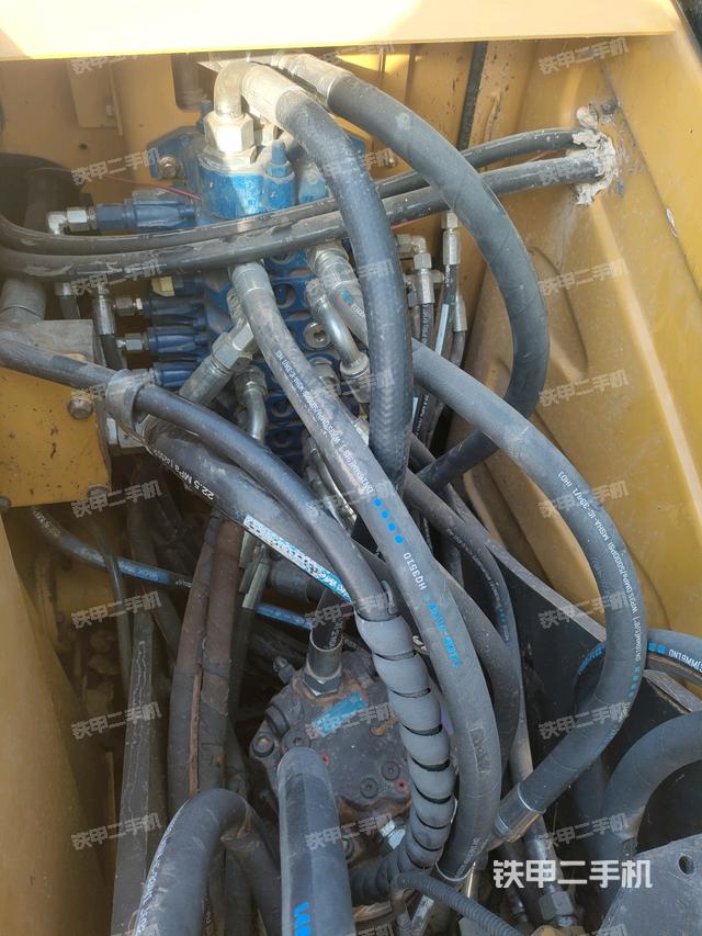 回轉(zhuǎn)馬達(dá)和主控閥（整機(jī)外觀）