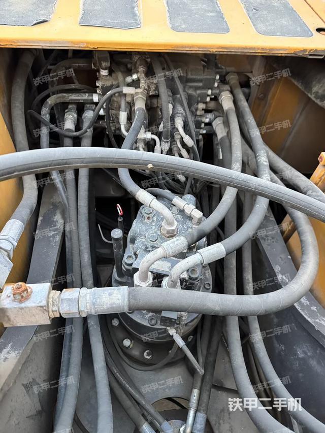 回轉(zhuǎn)馬達(dá)和主控閥（整機(jī)外觀）