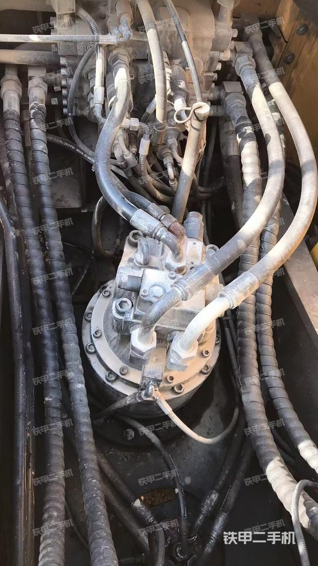 回轉(zhuǎn)馬達(dá)和主控閥（整機(jī)外觀）