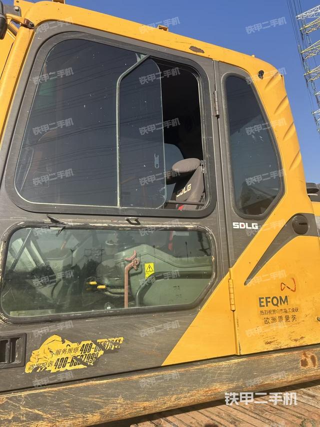 行走控制手柄和踏板?俯拍（駕駛室部分）