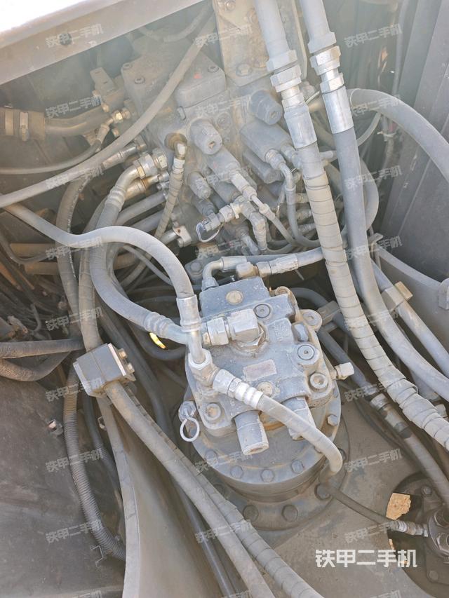 回轉(zhuǎn)馬達(dá)和主控閥（整機(jī)外觀）