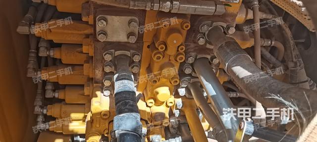 回转马达和主控阀（整机外观）