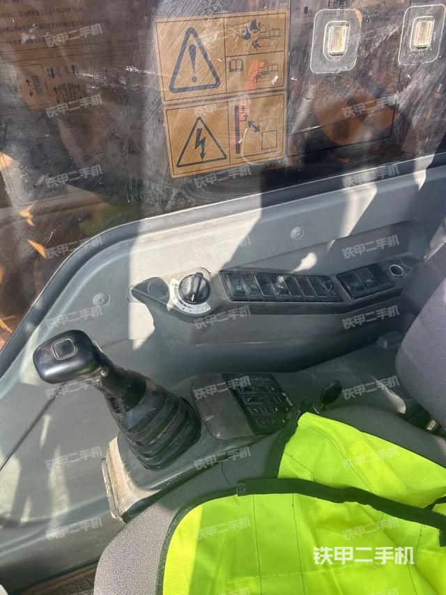 座椅右側(cè)控制臺/鑰匙門/油門/含右手柄（駕駛室部分）