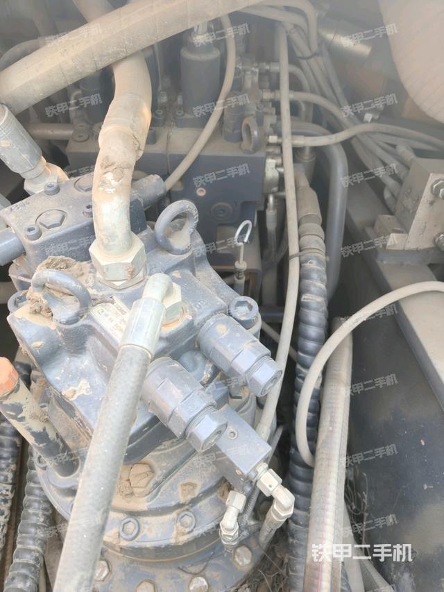 回转马达和主控阀（整机外观）