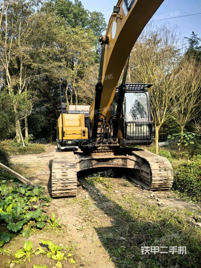 大臂油缸整体 竖拍（工作和回转装置）