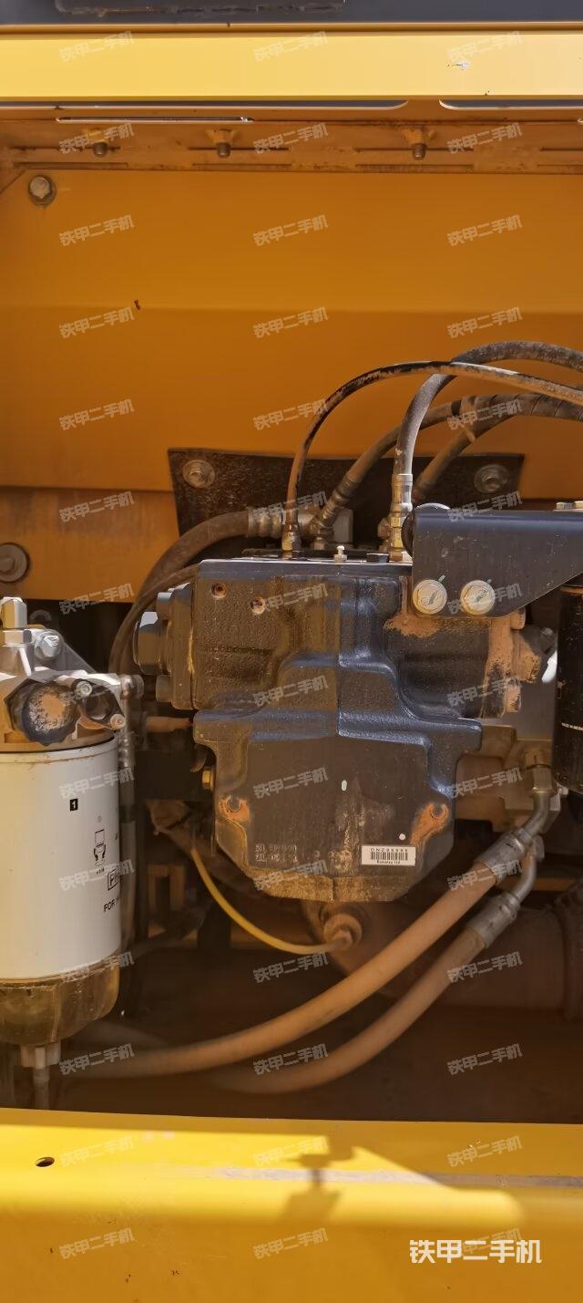 液压泵舱室正面整体（整机外观）