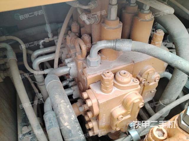 回轉(zhuǎn)馬達(dá)和主控閥（整機(jī)外觀）