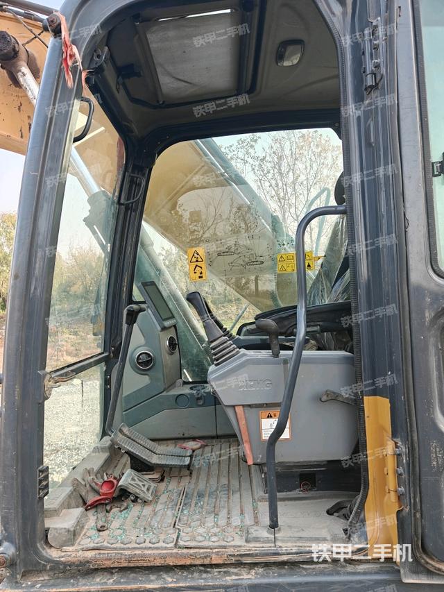 行走控制手柄和踏板 俯拍（驾驶室部分）