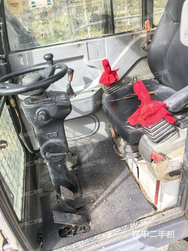 座椅右侧控制台/钥匙门/油门/含右手柄（驾驶室部分）