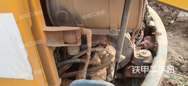 液压泵舱室正面整体（整机外观）