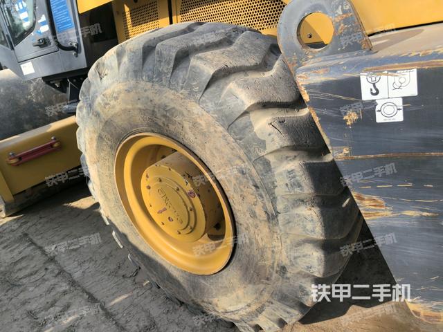 前轮右侧减震块连接及部件（压路机前后车架）