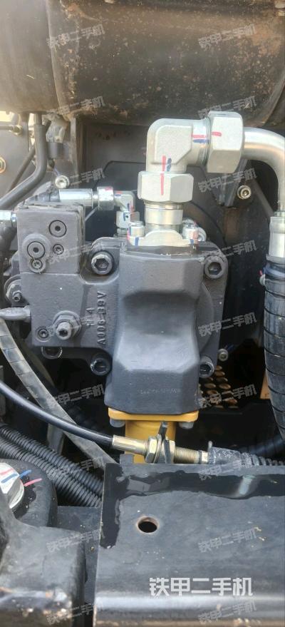 液压泵舱室正面整体（整机外观）