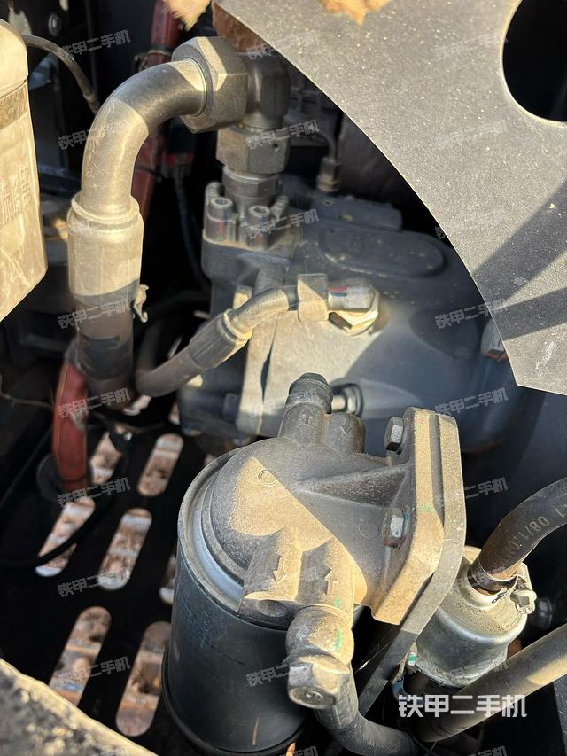 液壓泵艙室正面整體（整機外觀）