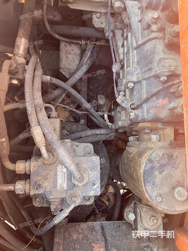 液压泵舱室正面整体（整机外观）