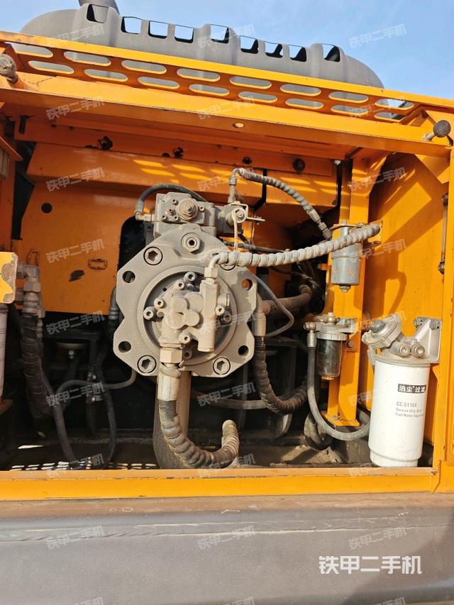 液壓泵艙室正面整體（整機外觀）