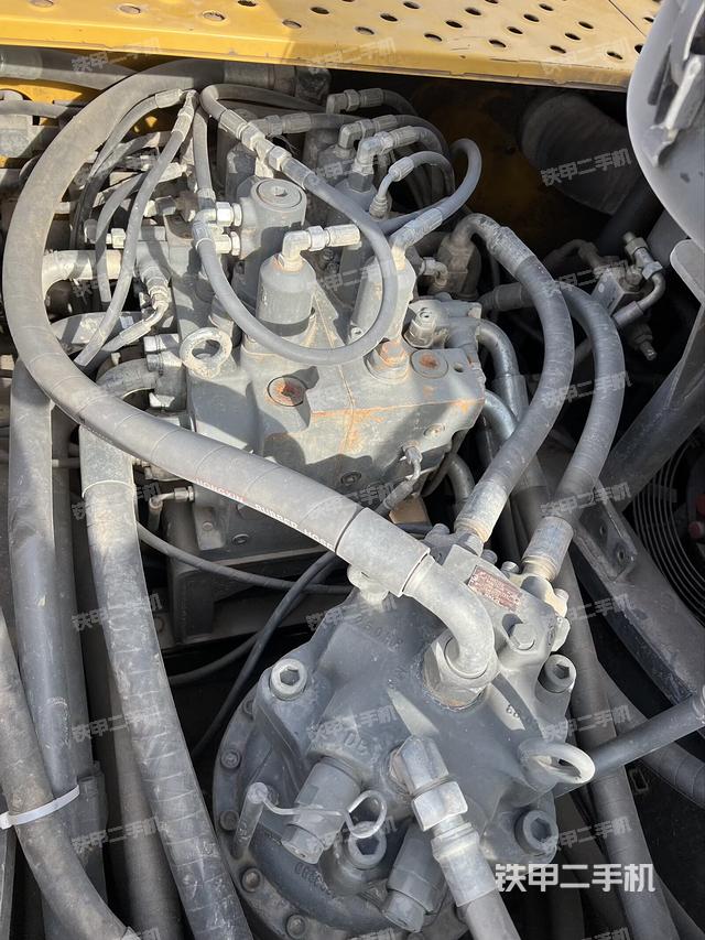 回轉(zhuǎn)馬達(dá)和主控閥（整機(jī)外觀）